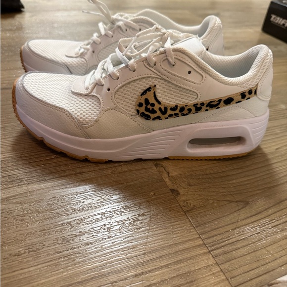 Nike Women's White and Leopard Print Sneakers size 7 - Picture 1 of 4